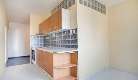 Veľký 2-izbový byt s balkónom blízko stanice, Nové Zámky – 66m2