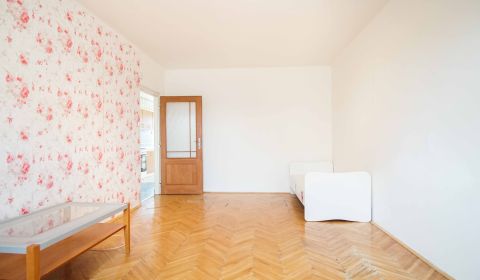 Veľký 2-izbový byt s balkónom blízko stanice, Nové Zámky – 66m2