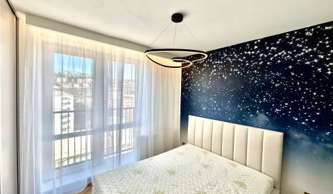 Nový, čiastočne zar. 4-i byt v centre na Račku, ihneď k nasťahovaniu