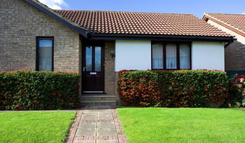 Slnečný pozemok pri potoku v tichej uličke – Slovenská Nová Ves