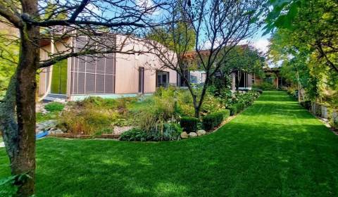 Ekologická usadlosť s 2 domami, lesom a záhradou 6521 m² pri Trnave