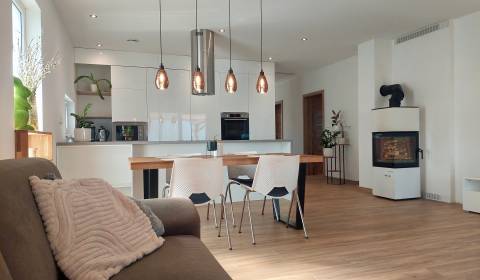 PRÍJEMNÝ, MODERNÝ, KOMPLET ZARIADENÝ 4-IZB RD, garáž, oplotený pozemok