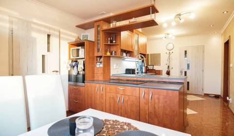 Prerobený 3-izbový byt s 2 balkónmi na ul. Nábrežná, Nové Zámky – 72,4