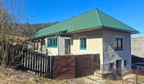 Chalupa po rekonštrukcii na okraji dediny