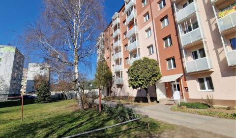 PRIESTRANNÝ 2-IZBOVÝ BYT V TEHLOVOM DOME S BALKÓNOM – J. HUSA