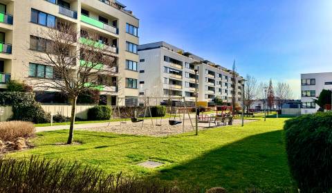 Klimatizovaný 2-izb. byt s veľkou lodžiou – tichý vnútroblok 
