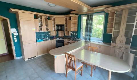 Na predaj 8 izbový rod. dom v lukratívnej časti - Rača