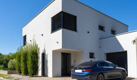 NA PREDAJ Nadštandardný rodinný dom v obci Pohranice NITRA