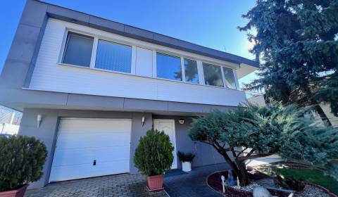 Na predaj: Krásny 5,5-izbový rodinný dom s garážou, terasou Sahy