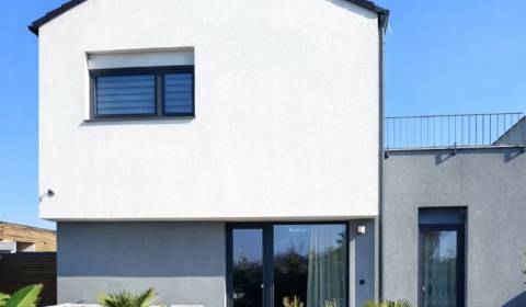 Na Predaj Krásny Moderný 4izbový RD Čierna Voda - Monarska Alej