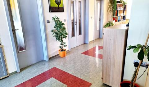 Administratíva s výhľadom a parkovaním