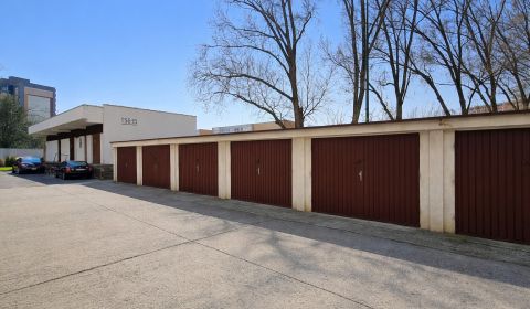 Samostatná garáž, Nám. hraničiarov, začiatok Petržalky