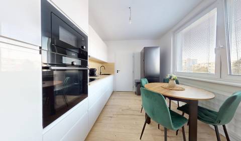 Moderne zrekonštruovaný 3,5-izbový byt s balkónom v blízkosti centra 