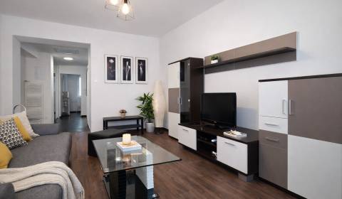 Bývajte ako prvý po rekonštrukcii - 2i byt, klíma, komora, Staré Mesto