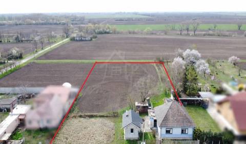 Priestranný slnečný pozemok so starším domom na polosamote v obci Rast