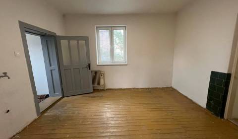 PREDAJ - 4-izbový rodinný dom s letnou kuchyňou na rekonštrukciu