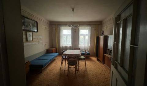 PREDAJ - Rodinný dom na rekonštrukciu s veľkým pozemkom – Kuraľany