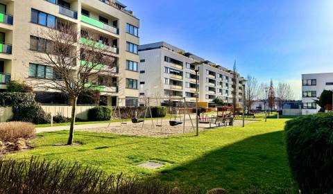 Klimatizovaný 2-izb. byt s veľkou lodžiou – tichý vnútroblok 
