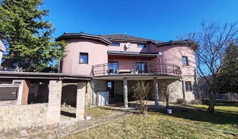 Dizajnový kúsok s výhľadom na mesto a Slánske vrchy