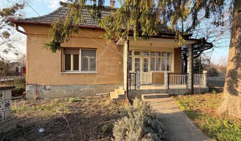 Vidiecky domček pri Váhu s veľkým pozemkom 1665 m2 – ideálny na chalup