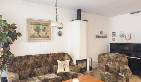 Priestranný 4.izb. dom s dvojgarážou, tichá ulička, Hamuliakovo