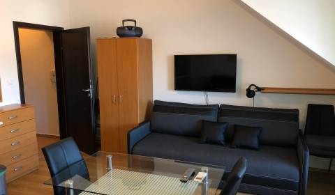 Na predaj apartmán s balkónom Podhájska