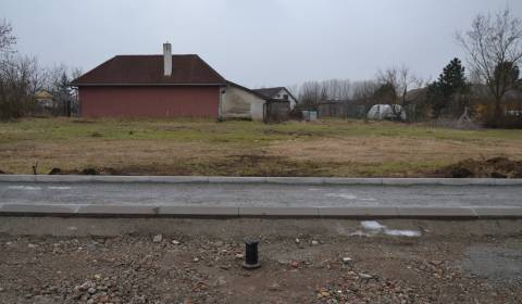 Na predaj slnečný a rovinatý stavebný pozemok Šurany