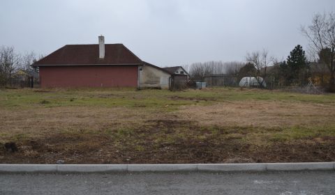 Na predaj slnečný a rovinatý stavebný pozemok Šurany