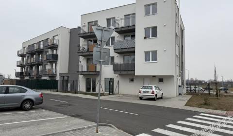 Nový 2-izb. priestor (byt) s pred-záhradkou a parkovaním. B.Kostol