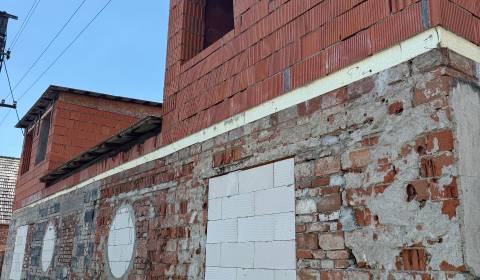 Rodinný dom / Stavebný pozemok - Kuzmányho ulica ( 12.ulica ) Levice 