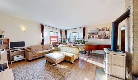 Na PREDAJ dvojpodlažný 6 izbový rodinný dom vo výbornej lokalite - Smo