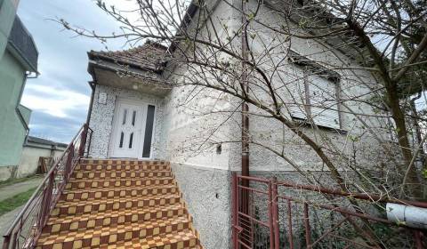 Trojizbový rodinný dom na 8 árovom pozemku v okrajovej časti Tvrdošovi