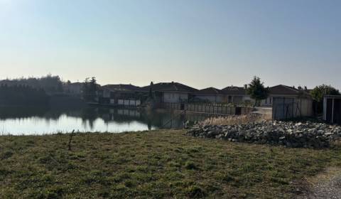 Pozemok pri vode – ideálne miesto pre oddych aj investíciu v obci Réca