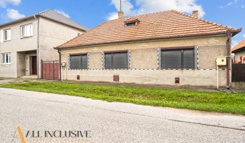 NA PREDAJ 2 RODINNÉ DOMY NA 998 m² POZEMKU, VEĽKÁ MAČA