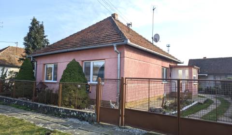 Dom na predaj, výmenu Lúčnica nad Žitavou-Martinová, pozemok 1038 m2