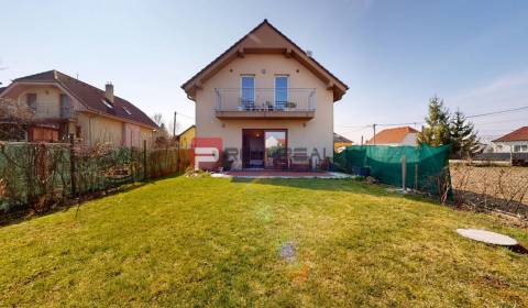 Na PREDAJ dvojpodlažný 5 izbový rodinný dom v obci Šenkvice