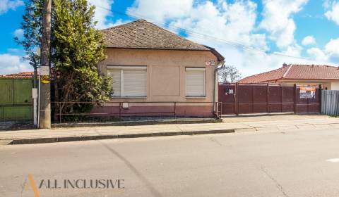 NA PREDAJ 4-IZBOVÝ RODINNÝ DOM NA PRIESTRANNOM POZEMKU