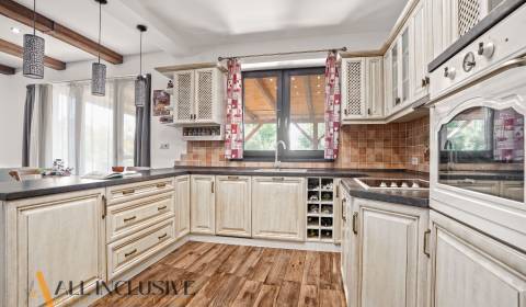 NA PREDAJ 4-IZB NOVOSTAVBA S TROJGARÁŽOU, PIN. KRAČANY