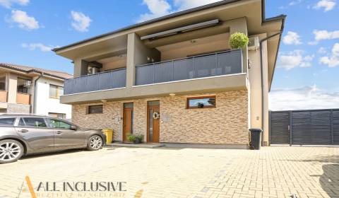 NA PREDAJ 4-IZBOVÝ BYT S TERASOU, VEĽKÝ BIEL