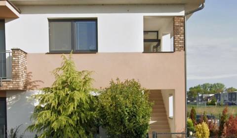 Na PREDAJ pekný 3 izbový byt s terasou a záhradou v Hamuliakove