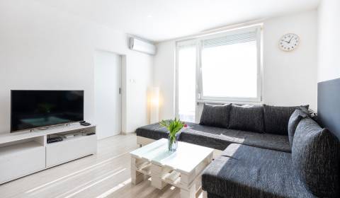 PREDAJ | Priestranný 3-izbový byt v centre mesta, balkón, klimatizácia