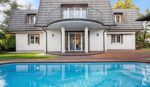 Reprezentatívny rodinný dom s bazénom v prestížnej časti Ivanky 