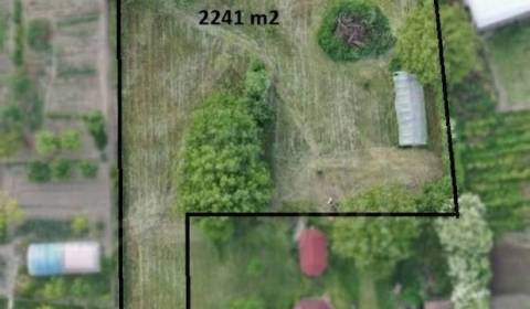 INVESTIČNÝ POZEMOK 2241 m² PRI VÁHU S UPI – MOŽNOSŤ AŽ 4 PARCIEL