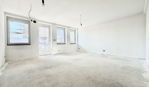 Nový 3-izbový byt s terasou, predzáhradkou a 2 park. miestami, Svinná