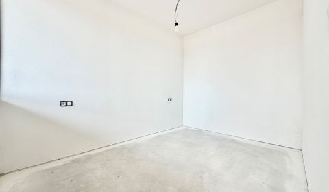 Na predaj 1,5 izbový byt s terasou, predzáhradkou a parkovaním-Svinná