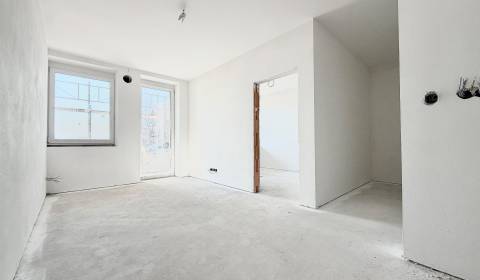 3izbový byt - terasa, predzáhradka, vlastným vstup, 2x parking, Svinná