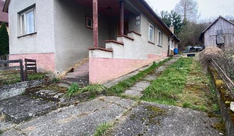 Malebná chalupa s ovocným sadom vo Vrbovcoch. 