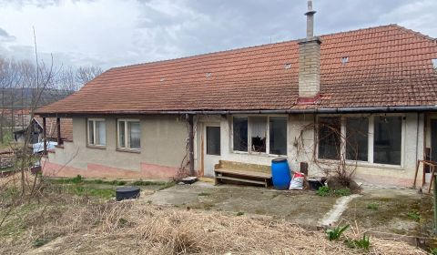 Malebná chalupa s ovocným sadom vo Vrbovcoch. 