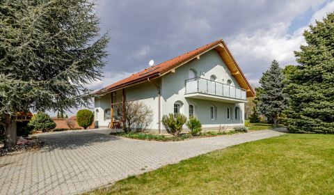 Na predaj krásny 6-izb. rodinný dom v Senci, dvojgaráž, vonkajší bazén