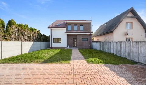 Nádherný 5 izbový dvojpodlažný rodinný dom vo Vojke nad Dunajom